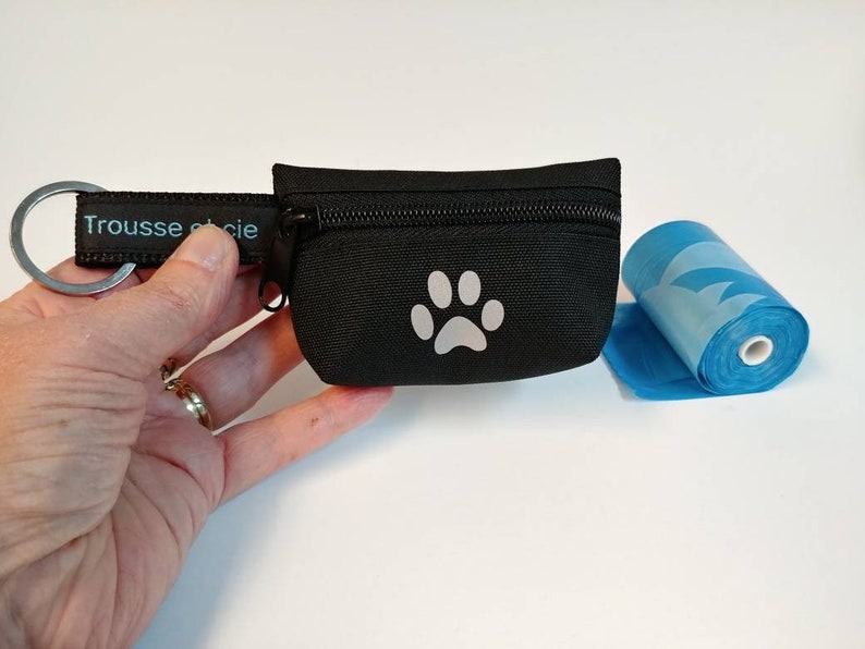 clings to the leash Pocket roll bag to collect small nature of your pet poop