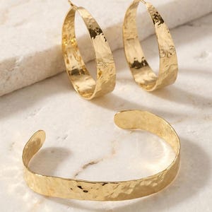 Hammered Gold Jewelry Set Gift For Women Birthday Present Anniversary Gift Modern Design Minimal Style Abstract Pattern Cuff Bracelet Hoop Earrings Hypoallergenic Materials Everyday Wear Office Outfit Special Occasion Tarnish Resistant