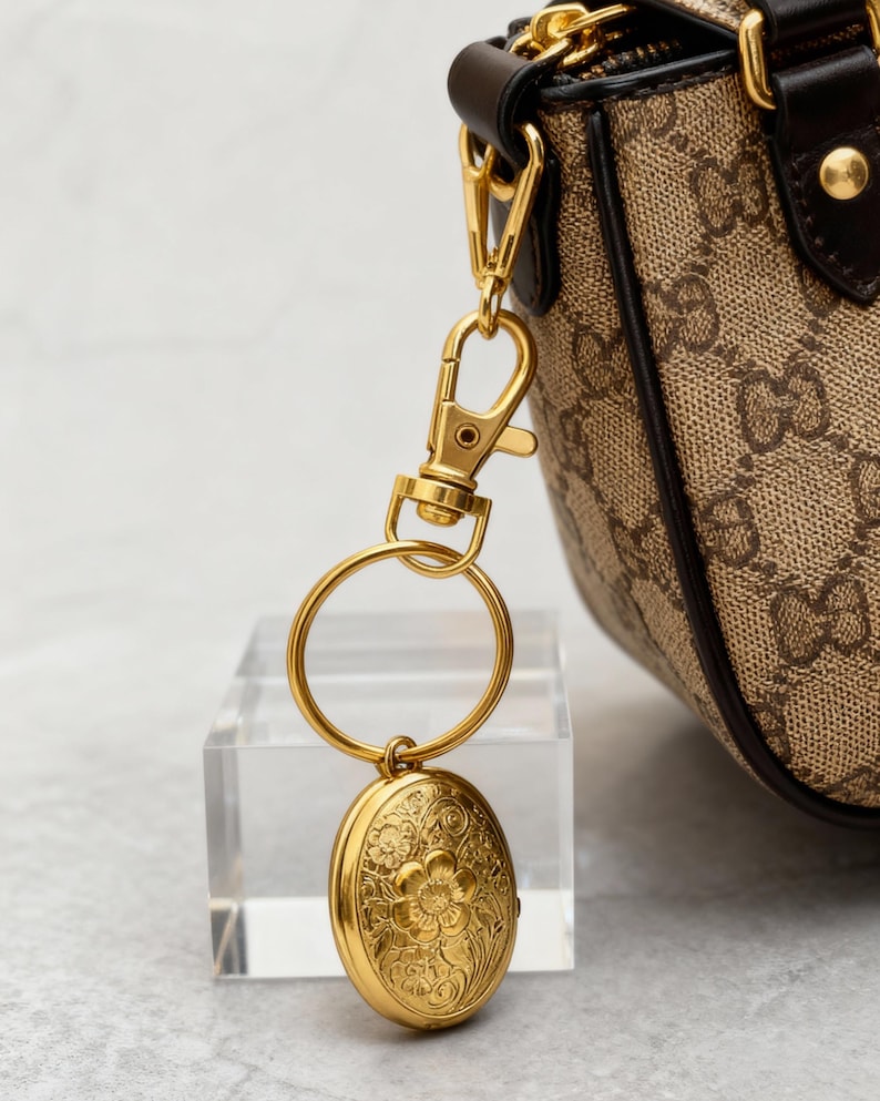 Oval Photo Locket Keychain Vintage Style Design Memory Keeper Gift Classic Heirloom Quality Gold Plated Metal Frame Swivel Clasp Photo Holder Bag Charm Accessory Perfect Present For Mom Beautiful Keepsake Collection Fashion Forward Design