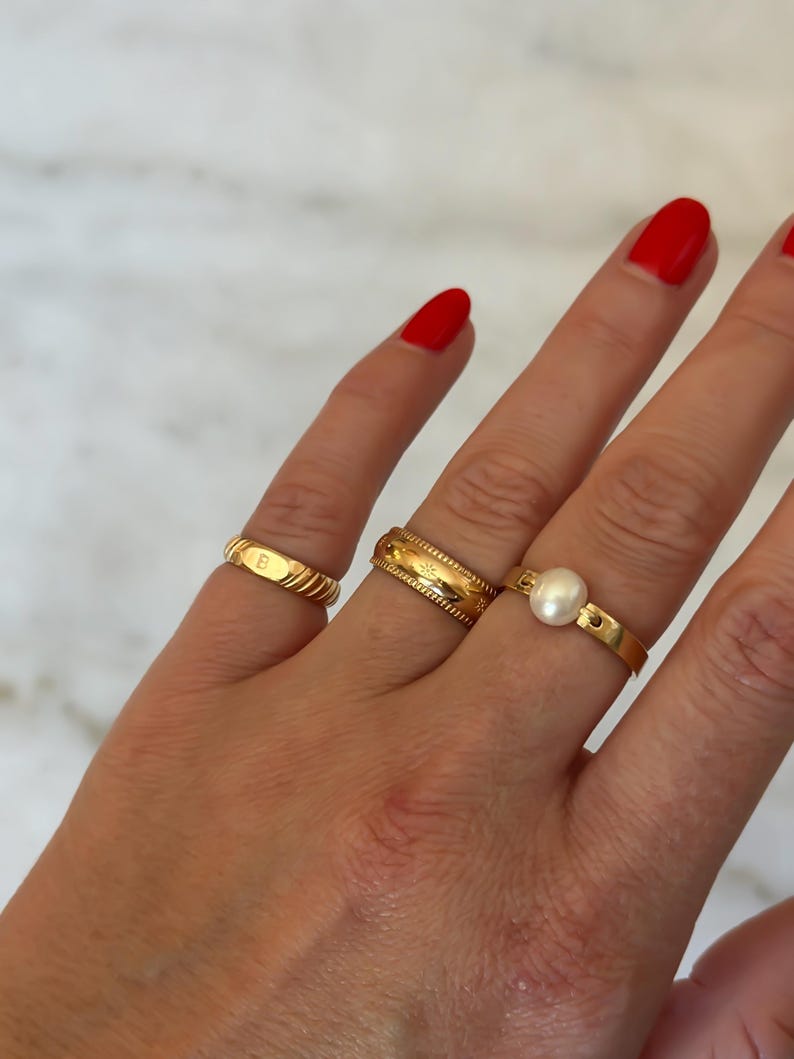 Anillo inicial chapado en oro, anillo de sello, anillo para el dedo meñique, anillo personalizado, joyería, regalo, anillo personalizado, anillo de oro para mujer imagen 4