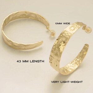 May include: Gold-coloured hoop earrings with a hammered texture. The earrings are 4.3 cm long and 1 cm wide. The text on the image says "VERY LIGHT-WEIGHT".