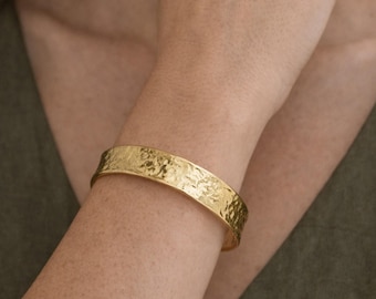 Pulsera ancha de oro, joyería minimalista martillada, pulsera de oro llamativa para mujer, regalo de lujo para el día a día.