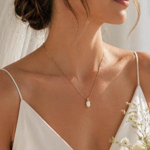 Bridal Pearl Necklace Minimalist Bride Wedding Jewelry Simple Elegant Dainty Delicate Ivory Pendant Timeless Ceremony Accessory Understated