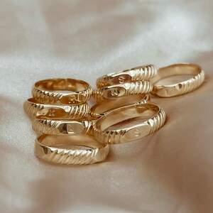Anillo inicial chapado en oro, anillo de sello, anillo para el dedo meñique, anillo personalizado, joyería, regalo, anillo personalizado, anillo de oro para mujer imagen 3