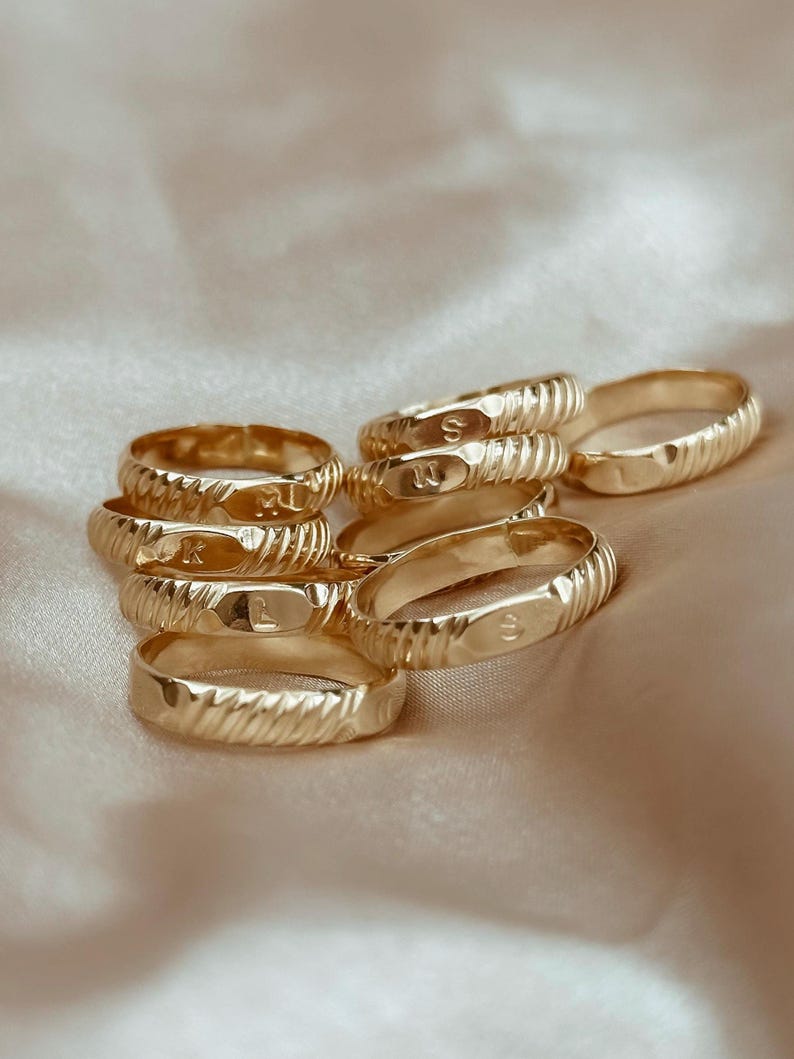 Anillo inicial chapado en oro, anillo de sello, anillo para el dedo meñique, anillo personalizado, joyería, regalo, anillo personalizado, anillo de oro para mujer imagen 3