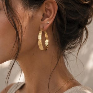 Pendientes de aro grandes de oro, joyería llamativa para el día a día, diseño martillado, pendientes elegantes, regalo de lujo para mujer.