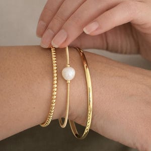 重ね付けできるゴールドブレスレットバングルセット パールバングル ウェディングジュエリー 彼女へのエレガントなギフト ミニマリストツイストデザイン ゴールドフィルドステンレススチール