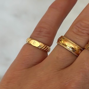 Anillo inicial chapado en oro, anillo de sello, anillo para el dedo meñique, anillo personalizado, joyería, regalo, anillo personalizado, anillo de oro para mujer imagen 1