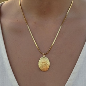 Gold Locket Necklace Photo Pendant Oval Vintage Style Floral Emboss Design Waterproof Jewelry Memory Keepsake Picture Holder Stainless Steel