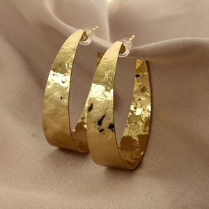 Aros de oro martillado, pendientes llamativos, joyería para el día a día, idea de regalo de cumpleaños, aros grandes, diseño elegante, acabado texturizado, oro vermeil.
