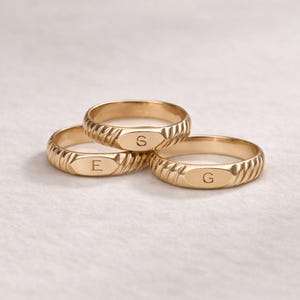 Anillo inicial chapado en oro, anillo de sello, anillo para el dedo meñique, anillo personalizado, joyería, regalo, anillo personalizado, anillo de oro para mujer imagen 2