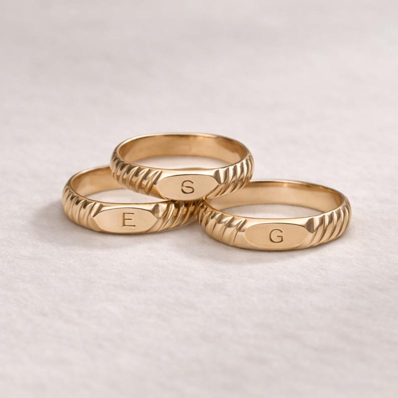 Anillo inicial chapado en oro, anillo de sello, anillo para el dedo meñique, anillo personalizado, joyería, regalo, anillo personalizado, anillo de oro para mujer imagen 2