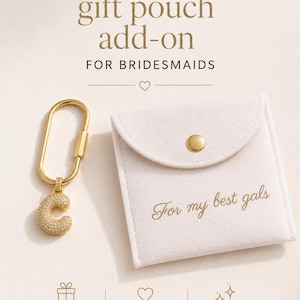 Op de afbeelding: Een goudkleurige sleutelhanger met een letter "C" bedel ingelegd met kleine kristallen, naast een witte pouch met een gouden knoopsluiting. De pouch heeft de tekst "For my best gals" in gouden letters. De tekst "Optional gift pouch add-on for bridesmaids" is ook aanwezig.