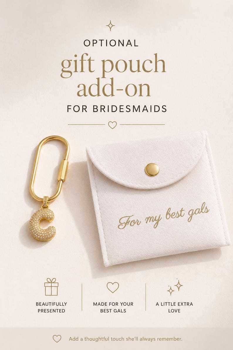 Op de afbeelding: Een goudkleurige sleutelhanger met een letter "C" bedel ingelegd met kleine kristallen, naast een witte pouch met een gouden knoopsluiting. De pouch heeft de tekst "For my best gals" in gouden letters. De tekst "Optional gift pouch add-on for bridesmaids" is ook aanwezig.