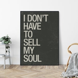 Può includere: Un poster in bianco e nero con il testo "I don't have to sell my soul" stampato in un font usurato.