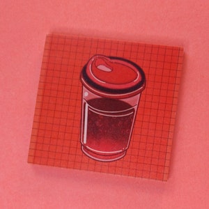Könnte beinhalten: Eine rote und schwarze Kaffeetasse mit Deckel auf einem roten und weißen Gitterhintergrund.