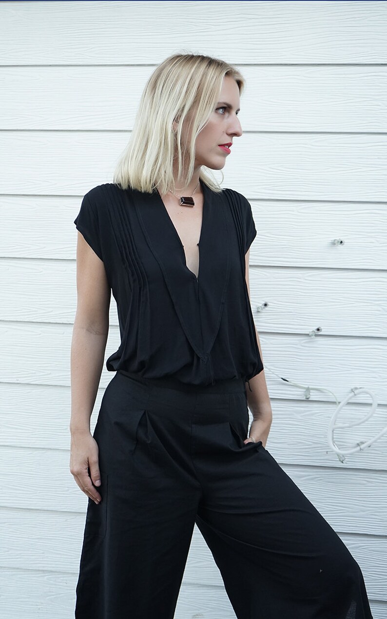 Summer V neck casual office blouse in black and white V neck pleated top