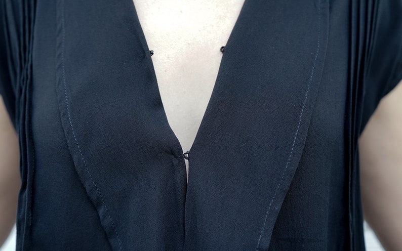 Summer V neck casual office blouse in black and white V neck pleated top