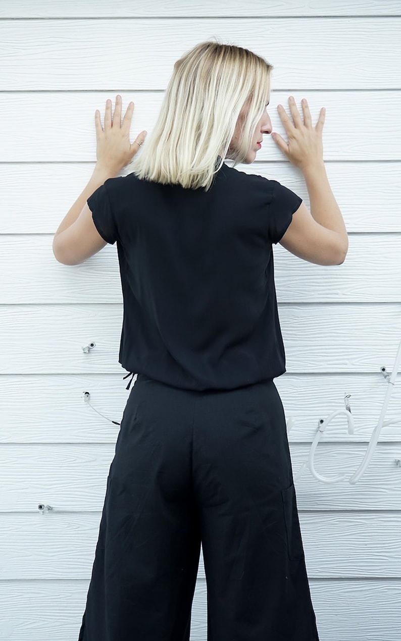 Summer V neck casual office blouse in black and white V neck pleated top