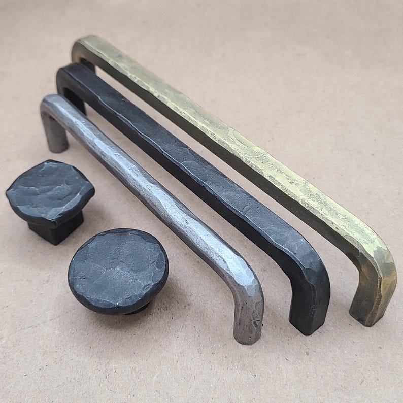Hand Hammered Pulls and Knobs - Customizable Cabinet Hardware - Black Brass Silver afbeelding 2