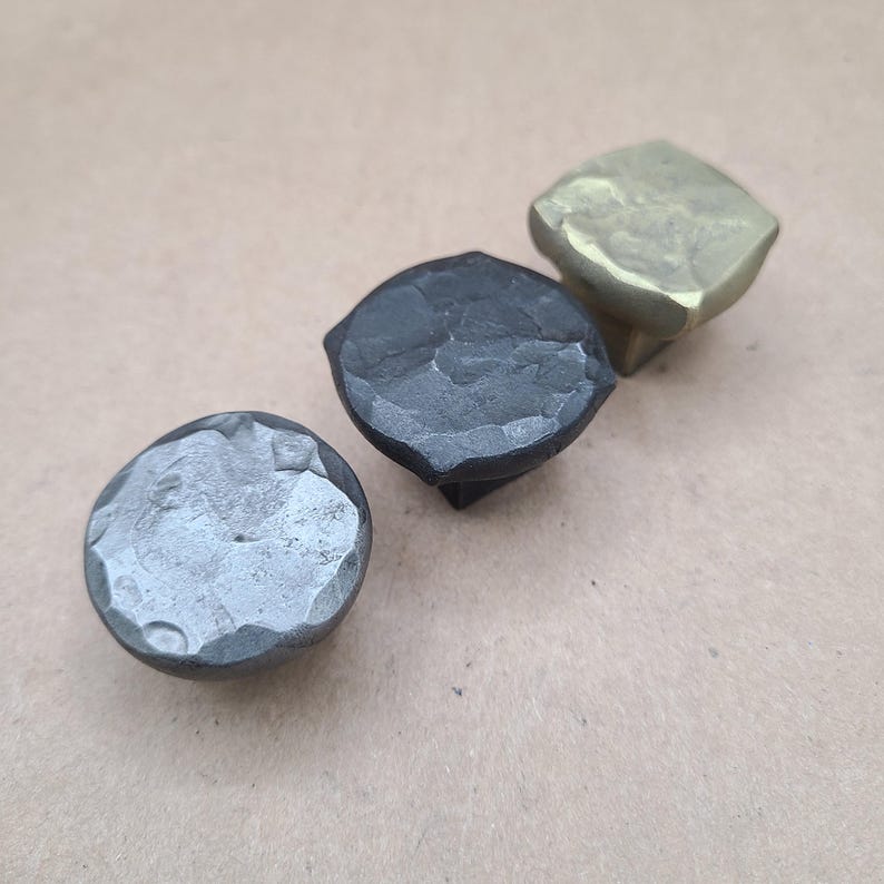 Hand Hammered Pulls and Knobs - Customizable Cabinet Hardware - Black Brass Silver afbeelding 5