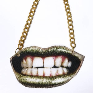 GOLD LIPS NECKLACE