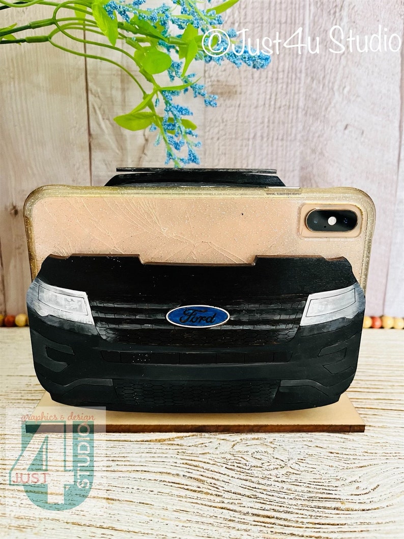 Pu&ograve; includere: Un supporto per telefono nero a forma di SUV Ford con una base in legno. Il supporto &egrave; progettato per tenere uno smartphone in posizione verticale. Il supporto per telefono &egrave; un ottimo modo per esporre il tuo telefono e tenerlo a portata di mano.