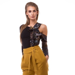 Top asimmetrici con stampa animalier, Abbigliamento stravagante con scollo a V, Top senza maniche a spalla nuda, Body posteriore aperto, Camicetta con scollo a V