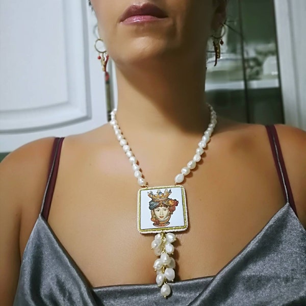 Collana di perle naturali bianche con testa di moro Collana Siciliana con  ceramica di Caltagirone dipinta a mano e grappolo di perle .