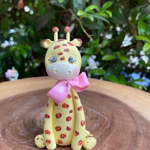 Handgemaakte giraffe taarttopper: polymeerklei jungledier