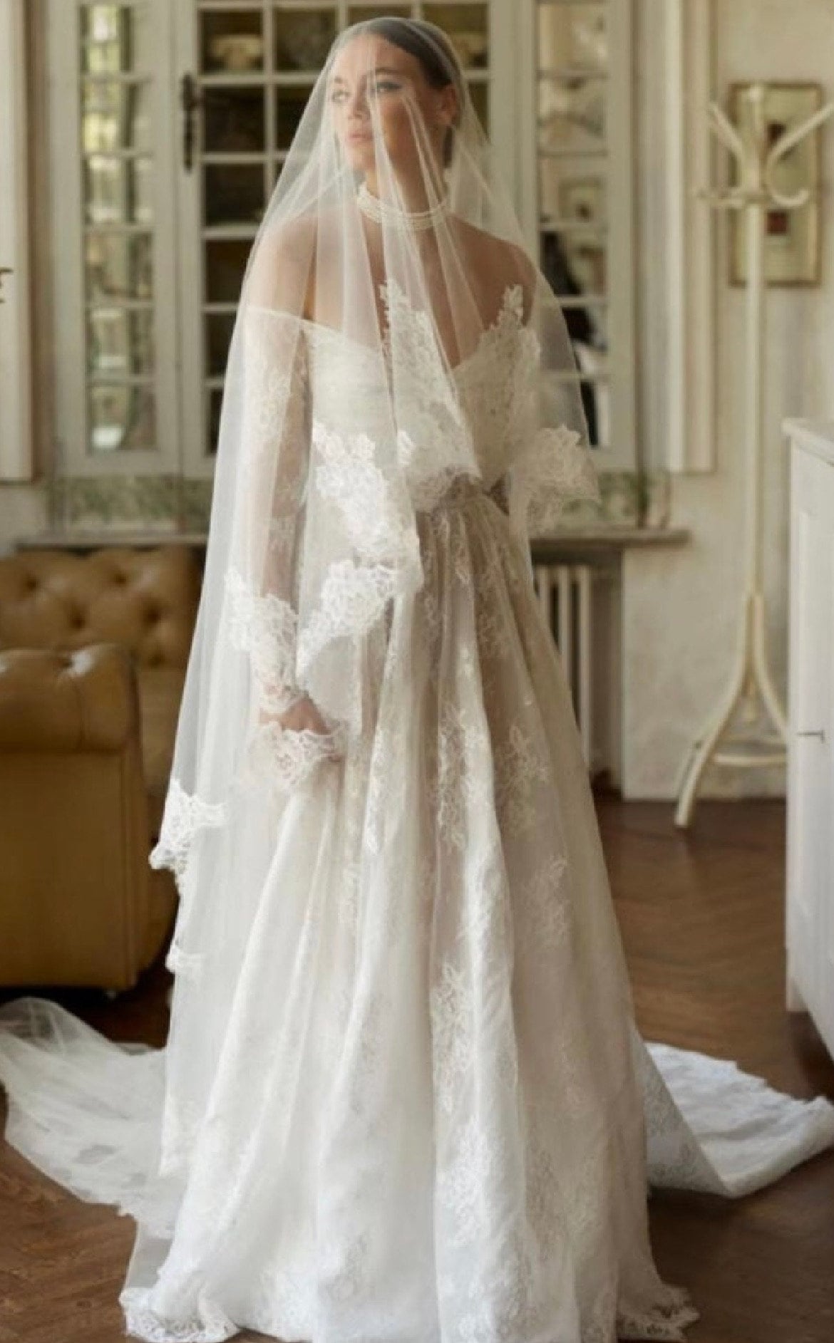 Renee French (007) lace scallop veil