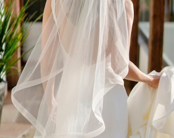 Thin horsehair drape cut veil