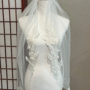 Large appliqué fingertip veil