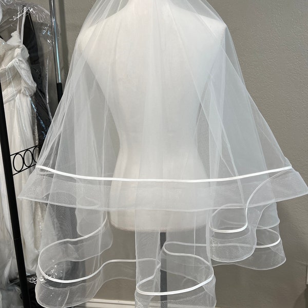 Horsehair trim drop veil with satin detail