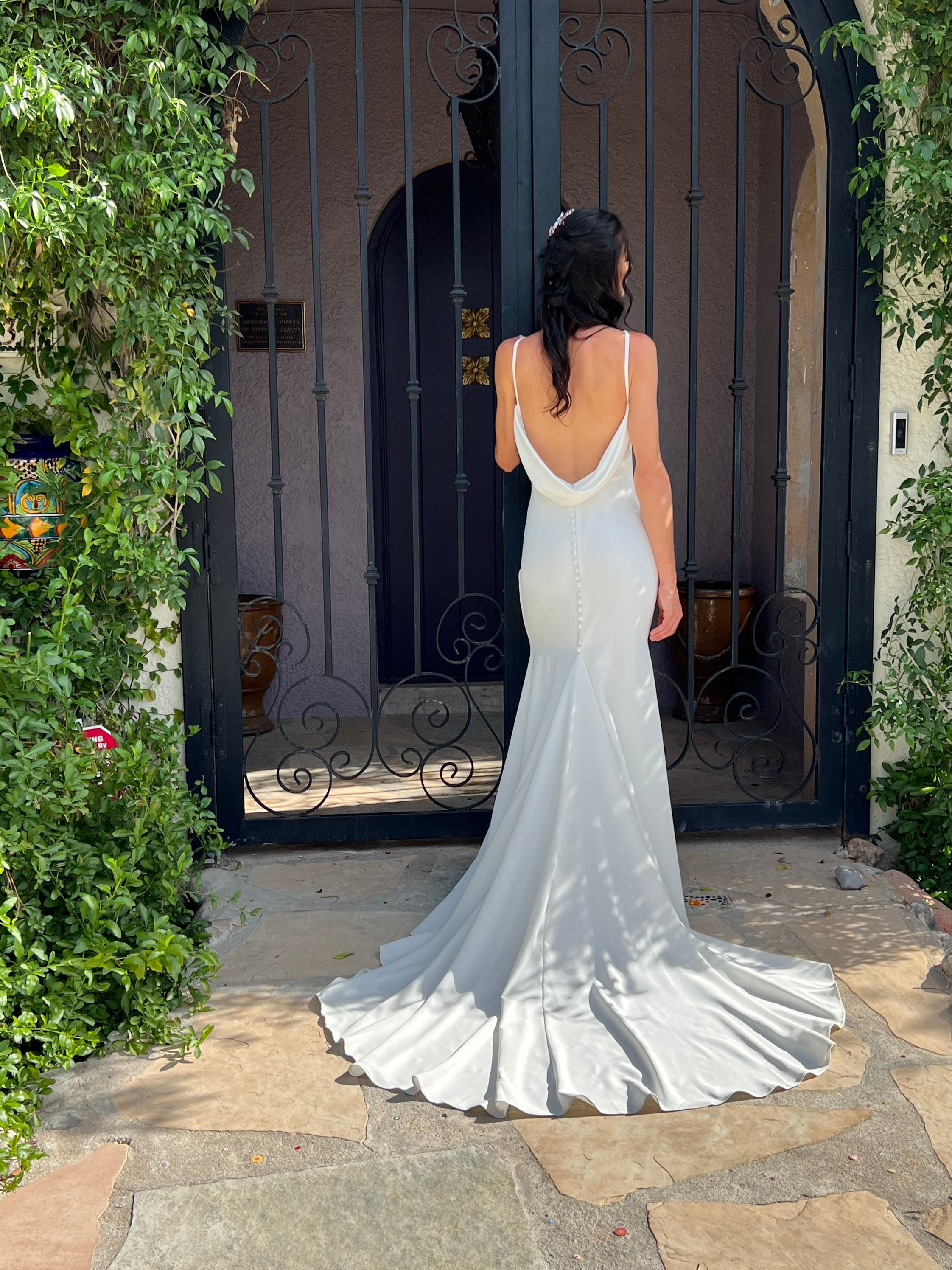 Vestido de novia de crepe con espalda a pico. - Entrenovias