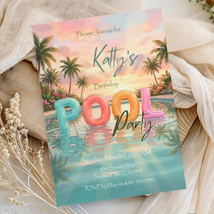Może przedstawiać: Kolorowe zaproszenie na przyjęcie przy basenie z napisem "Katty's Birthday Pool Party". Projekt zawiera nadmuchiwane litery piszące "POOL" w wodzie, palmy i tło zachodu słońca. Zaproszenie zawiera datę, godzinę i miejsce.