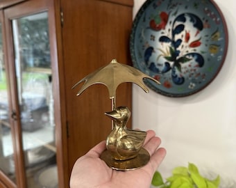 Statuetta di anatra con ombrello in ottone massiccio, stile vintage MCM, fermacarte per cameretta.