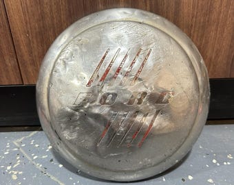 Uma calota Ford de 9 1/2" (24,13 cm) para roda dos anos 1937, 1938, 1939, 1940, 1942, 1943, 1945 e 1946.