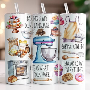 Puede incluir: Tres vasos blancos con ilustraciones y texto acuarelados de colores. Los vasos presentan diseños con temática de repostería, que incluyen un pastel, una batidora, un gorro de chef y una dona. El texto en los vasos dice "Baking is my love language", "Life is what you bake it", y "Baking Queen, I sugar coat everything".