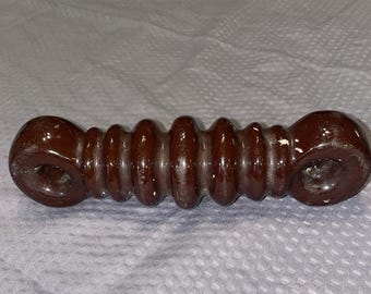 Isolador de cerâmica marrom vintage de 7 1/4 polegadas com 7 nervuras para linha de energia de 1/2 polegada.