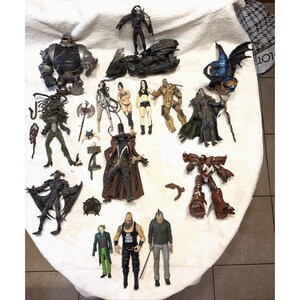 Rare vintage-figurer med 16 Mcfarlane-leksaksfigurer, Spawn och andra Horror Evil-actionfigurer.