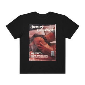 Pu&ograve; includere: T-shirt nero con grafica in stile rivista. La grafica recita "Literary Classifieds VOLUME III" con il testo "WANTED: dark romance. MORALLY GRAY APPLICANTS ONLY." stampato sul davanti. La grafica ha un aspetto vintage e sbiadito.