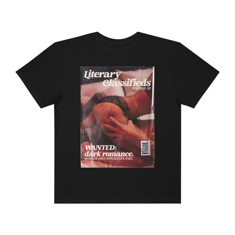 Pu&ograve; includere: T-shirt nero con grafica in stile rivista. La grafica recita "Literary Classifieds VOLUME III" con il testo "WANTED: dark romance. MORALLY GRAY APPLICANTS ONLY." stampato sul davanti. La grafica ha un aspetto vintage e sbiadito.