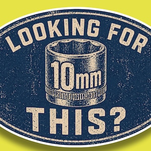 ¿Buscas esta imagen PNG? Chiste de taller mecánico, humor divertido de coches de carreras, sublimación para pegatina o camiseta.