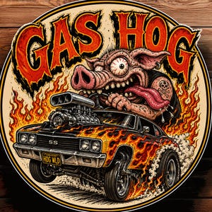 Op de afbeelding: Ronde afbeelding met een cartoonvarken dat in een hot rod-auto met vlammen rijdt, met de tekst "GAS HOG". De auto heeft het kenteken "HOG WLD".