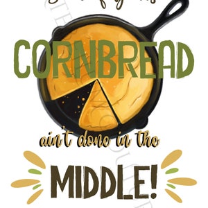 Puede incluir: Una sartén de hierro fundido negra con pan de maíz amarillo dorado en su interior. El texto "Some of y'alls cornbread ain't done in the middle!" está escrito debajo de la sartén.