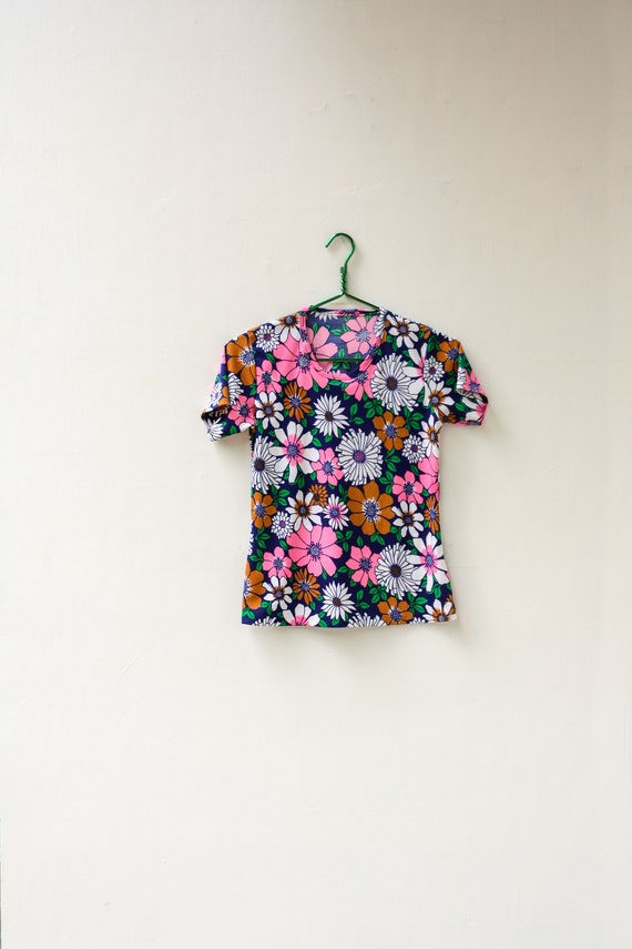 1970s XS Small Allover Floral Print Tshirt/ 70s Da