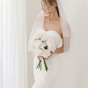 Zehope 2 Tier Bride Wedding Veil White Fingertip Short Bridal Veils Soft  Tulle Wedding Veil with Comb Cut Edge (Ivory)