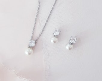 Chloe Pearl Bridesmaid Necklace Set| Wedding Jewelry Set for Brides| Bridesmaid Necklace Set| Pearl Earrings And Necklace Set