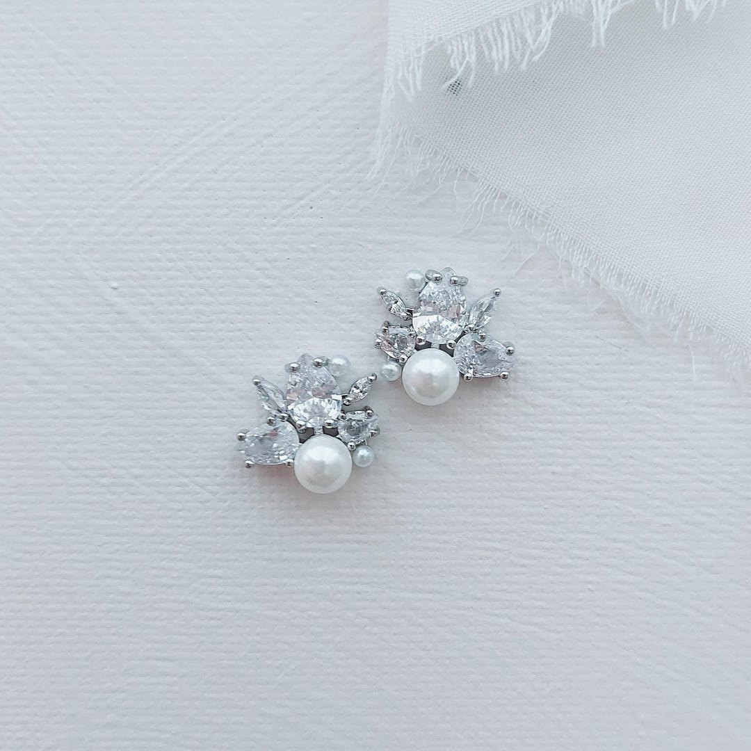 Cz Ribbon with Pearl Studs Earring in Rhodium